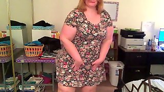 Amateur fat woman dancing in front of the
