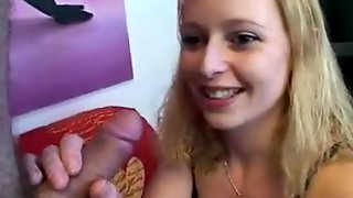 Blonde meid wil wel een zakcentje