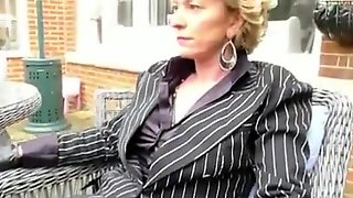 Une MILF en bottes profite d'une pipe
